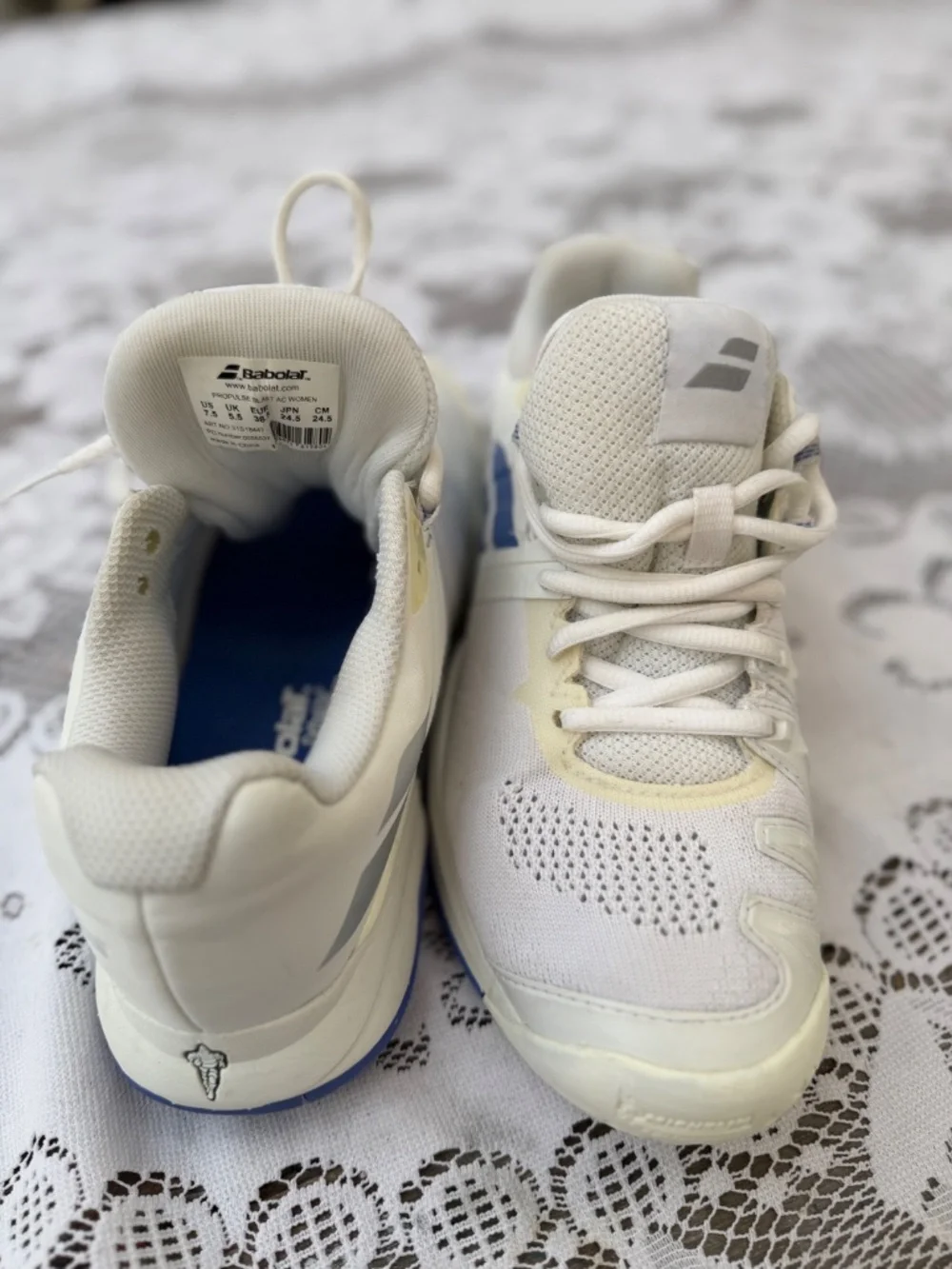 Babolat Jet Mach III Women's Tennis Shoes 7.5 + Vintage Crest Wristband Bundle